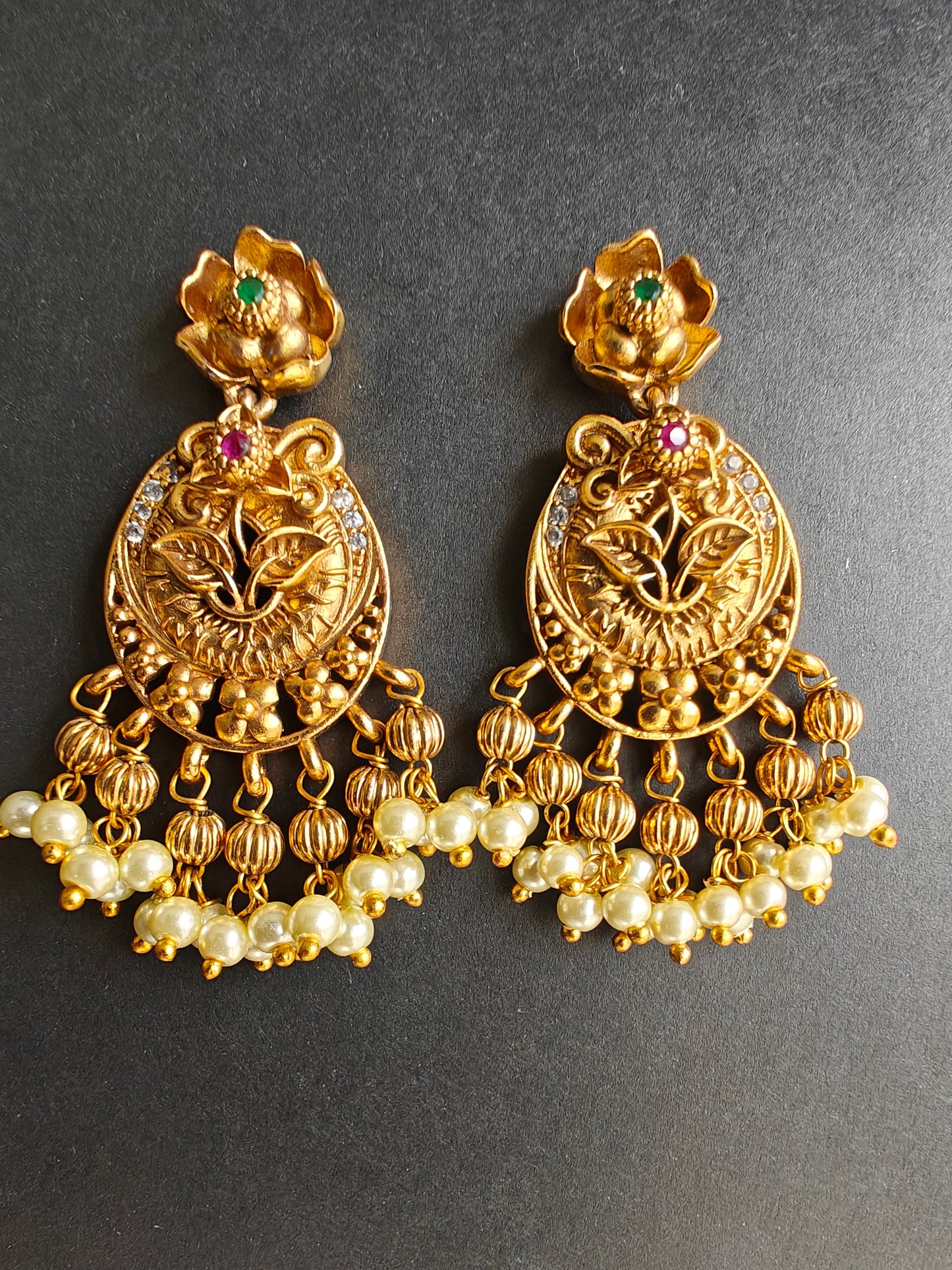 Rich Antique Kante with White Pearls & Earrings