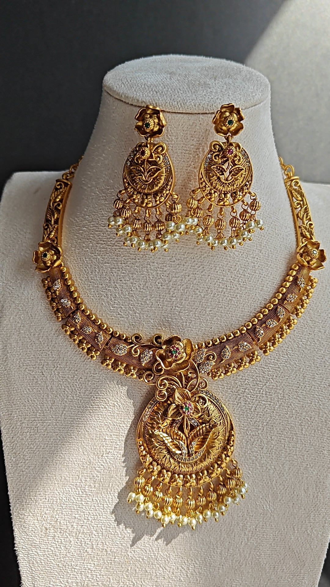 Rich Antique Kante with White Pearls & Earrings