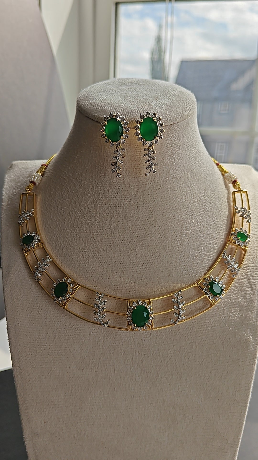 CZ Kante with Green Stones, White Stones & Pearls – With Earrings
