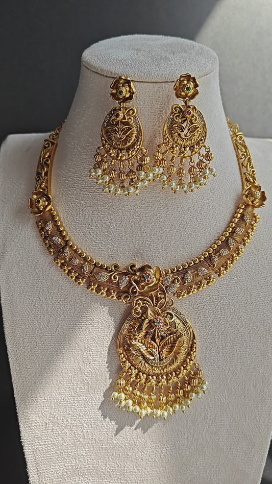 Rich Antique Kante with White Pearls & Earrings